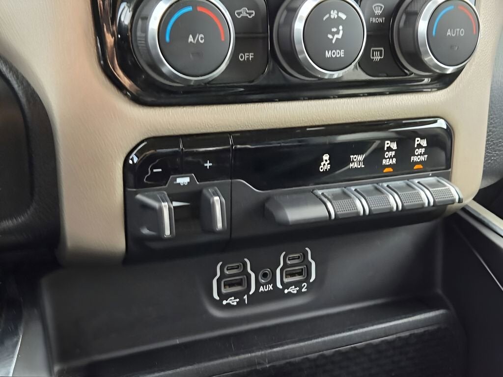 2020 RAM 1500 Laramie Crew Cab 4x4 5'7" Box