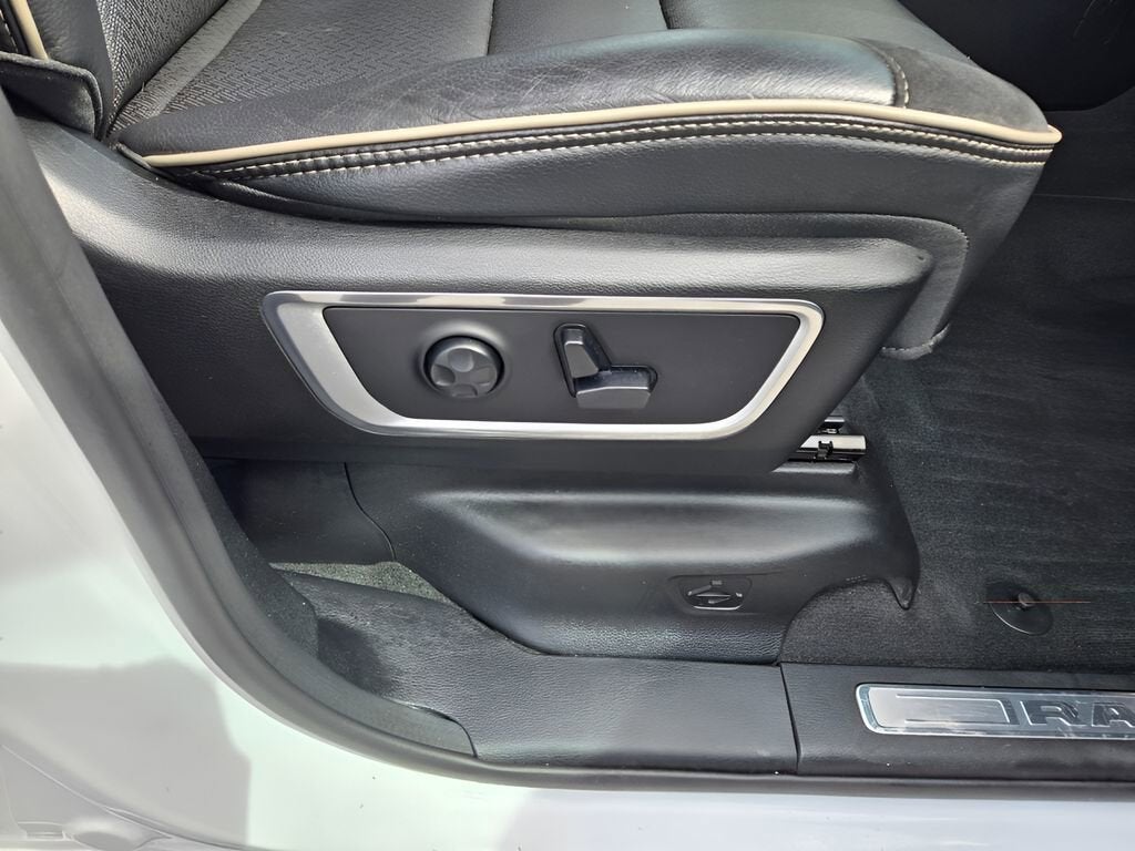 2020 RAM 1500 Laramie Crew Cab 4x4 5'7" Box