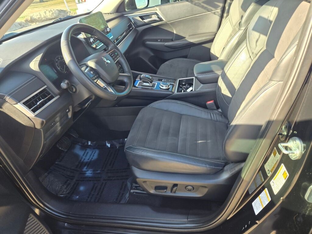 2023 Mitsubishi Outlander SE